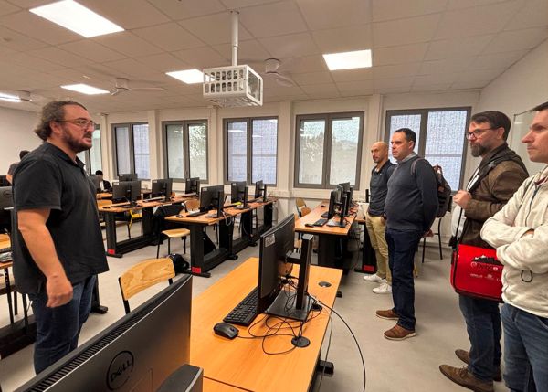 Photo : Visite des salles informatiques de l'IUT animée par Nicholas Journet, directeur adjoint du département informatique © université de Bordeaux