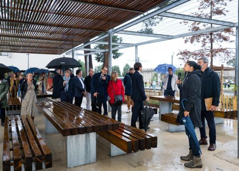 Photo La visite inaugurale est aussi passé sur le campus Montaigne, avec ici la pergola qui fait la jonction entre les deux campus © Gautier Dufau