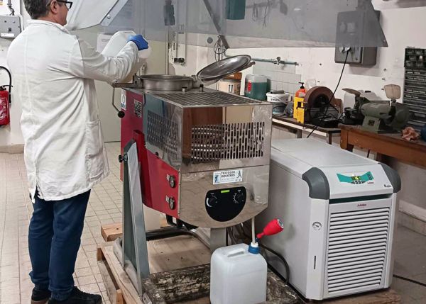 Photo : Grâce à l'acquisition d'un distillateur (rouge) et d'un refroidisseur (blanc), l'ISM est en mesure de recycler une partie de l'acétone utilisée © ISM