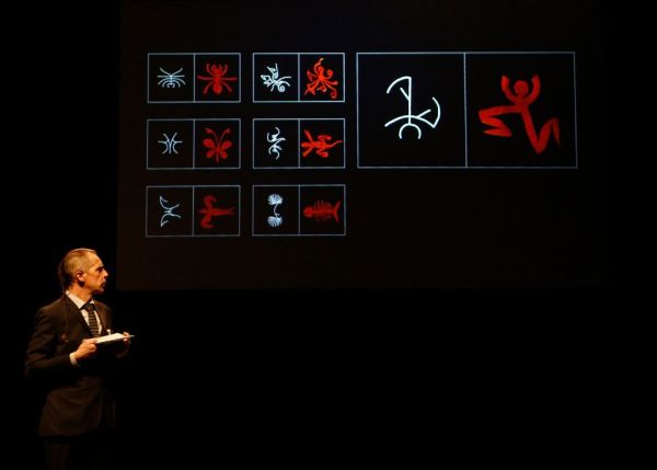 Photo : Johann Le Guillerm cultive la « science de l'idiot » - celui qui « ne sait pas mais qui tente le savoir sans passer par la connaissance établie » © Philippe Cibille