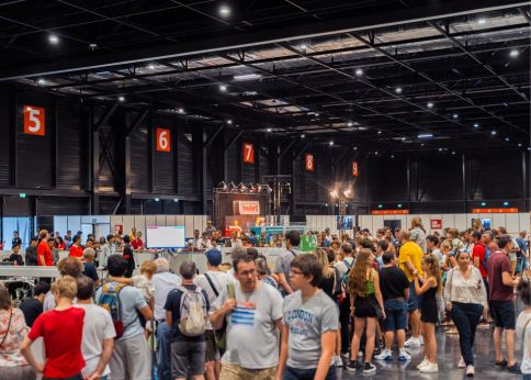 Photo Crowds in the bays of the exhibition centre on Saturday 8th July © Valentin Videgrain