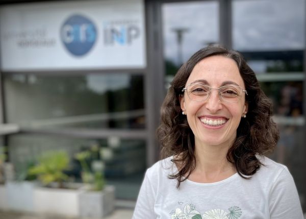 Photo : Mathematician Jasmin Raissy in front of the Bordeaux Mathematics Institute (IMB - CNRS, Bordeaux INP, University of Bordeaux).