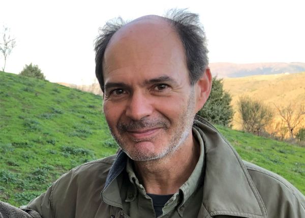 Photo : João Zilhão dans la vallée de la Côa au Portugal où il a contribué à l’étude et à la sauvegarde de gravures rupestres. © DR