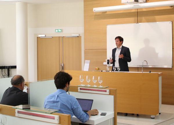 Photo : Le 4 juillet, le DUAD fêtait son anniversaire à l'ISVV, avec une journée riche, illustrant la diversité de la formation en combinant dégustation, table ronde autour de la verbalisation de la perception et conférence de neurosciences sur l'olfaction © université de Bordeaux