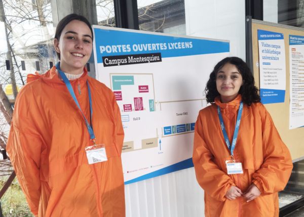 Photo : Dès votre arrivée aux portes ouvertes, n'hésitez pas à demander conseil à nos équipes d'accueil en coupe-vent orange © Université de Bordeaux