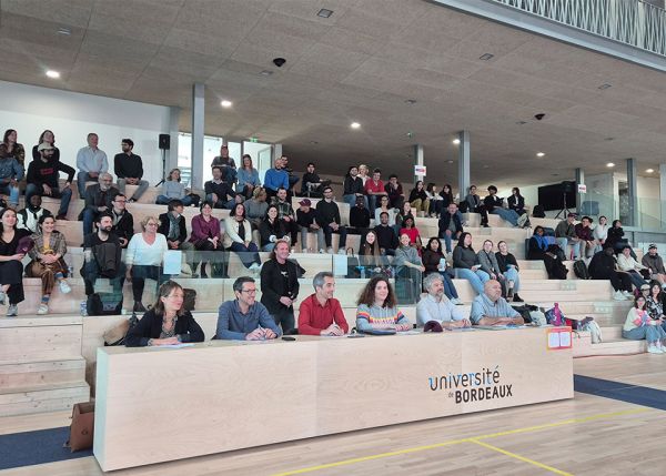 Photo : Jury du hackathon : Malvina Orozco (université de Bordeaux), Jean-Marc Rouffet (Bordeaux Métropole), Aurélien Braud (KB2M), Pauline Gautier (KB2M), Antoine Bouteilly (université de Bordeaux) et François Baffou (Technowest). Debout, Jérémy Legardeur, fondateur de la marque 24h innovation et animateur © université de Bordeaux