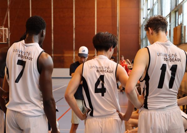 Photo : K. Mbaitoubam, L. Etienne and A. Monnereau, members of the ASUBx men’s basketball team, during the last French university basketball championships in Rennes, on 1st and 2nd June 2023.