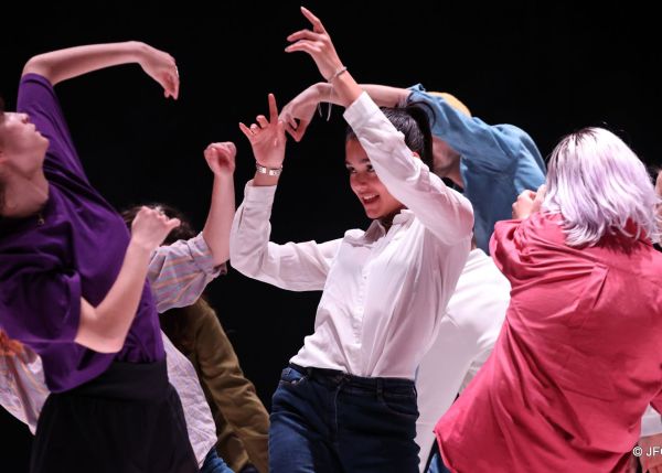 Photo : La compagnie de danse universitaire au Festival A Corps  © J. F. Quais