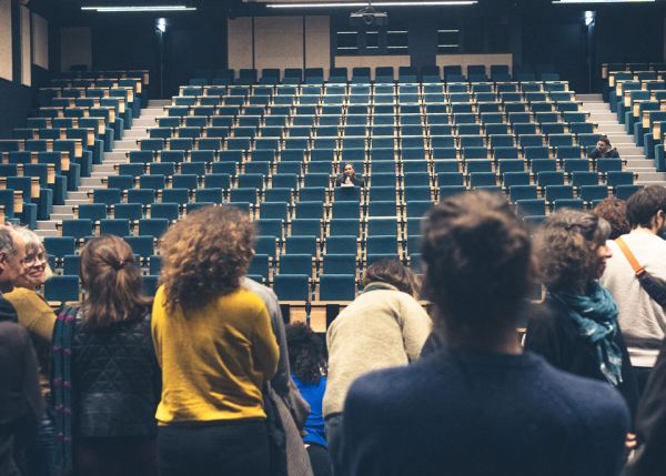 Photo : Inversant momentanément les rôles de spectateur et d'artiste, le collectif Adieu Panurge a fait monter sur scène l'ensemble des participants de la soirée © université de Bordeaux