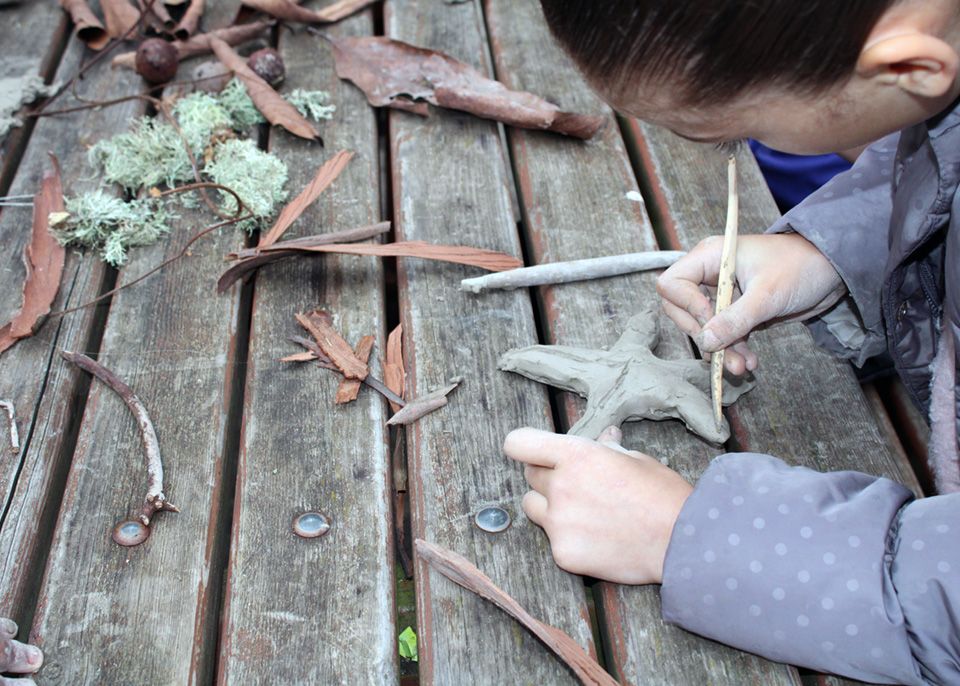 Sous les doigts des enfants, les sculptures d'argile prennent forme © université de Bordeaux