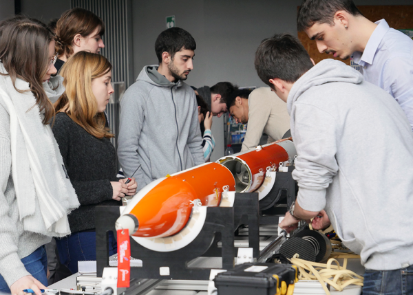 Photo : Les équipes du Science L@b 22 présentent un projet aéronautique © université de Bordeaux