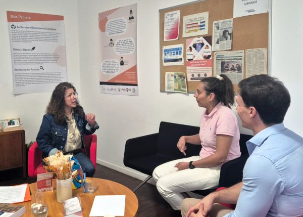 Photo : Les étudiants (ici des auditeurs de justice, à droite) assurent la permanence de la Clinique du droit © université de Bordeaux
