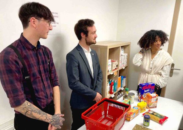 Photo : Les membres d'ATENA présentent un 'Juste prix' avec les produits du Comptoir d'Aliénor © université de Bordeaux