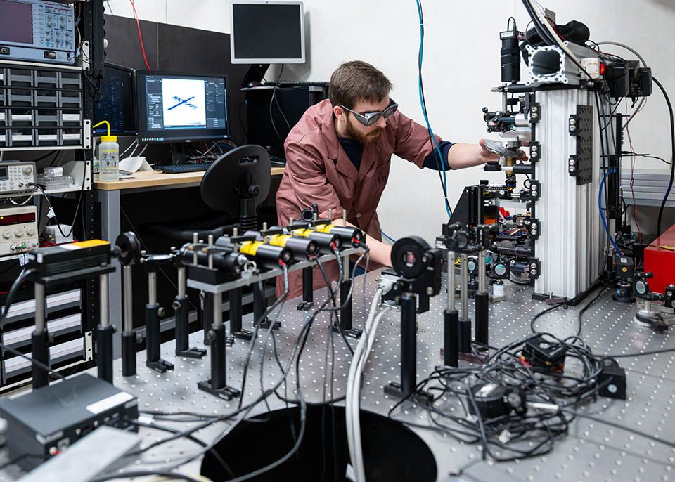LightTECH Bordeaux comprend un ensemble expérimental avec trois salles laser dotées de 12 tables optiques, comme ici avec le doctorant Mathis Carpentier, quatre salles de chimie ainsi que deux tours de fibrage © Gautier Dufau