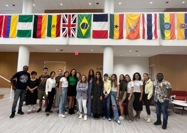 Photo : Lorette Pouhet, 7e en partant de la droite, avec les autres étudiants internationaux @ University of Cincinnati 
