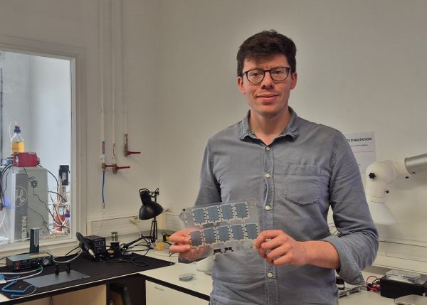 Photo : Romain Futsch présente les écrans low tech Luchrome © université de Bordeaux