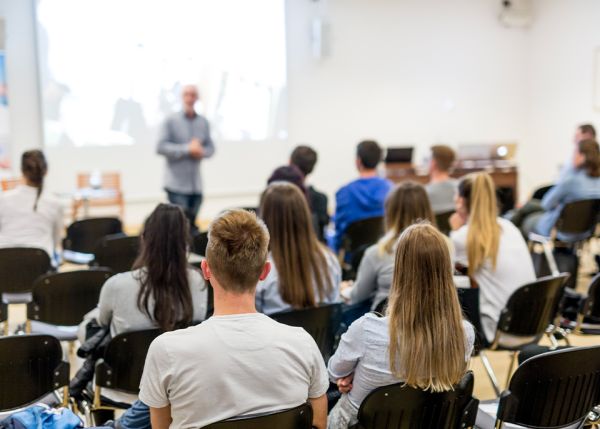 Photo : Le parcours de master Finance verte attire de plus en plus d’étudiants. Pour sa troisième promotion (2025-2026), le parcours compte 15 étudiants en deuxième année de master, contre 7 lors de son lancement en 2022.© Adobe stock