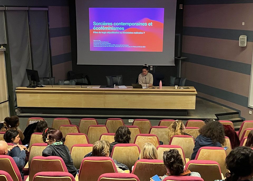 Conférence de Maureen Bal à l'université de Pau et des Pays de l'Adour dans le cadre de la Nuit des Sorcières