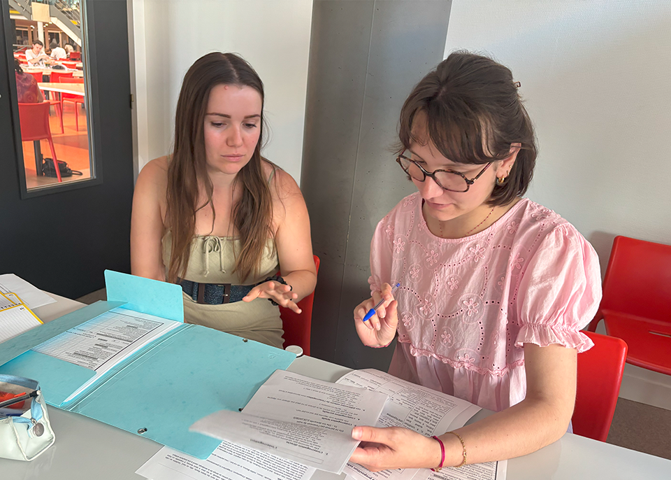 Des binômes d’étudiants jouent le rôle du jury pour préparer les lycéens © université de Bordeaux