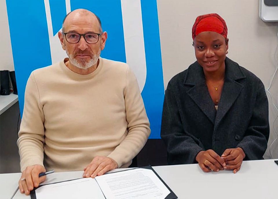 Eric Balqua, président de la Mission locale d'Agen, et Farah Jean Baptiste, étudiante en première année du BUT GAGO lors de la signature de la convention © université de Bordeaux