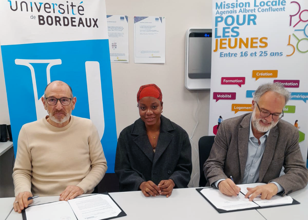Photo : Eric Balqua, président de la Mission locale d'Agen, Farah Jean Baptiste, étudiante en première année du BUT GAGO et Olivier Pujolar, ex vice président en charge des partenariat et territoires à l'université de Bordeaux lors de la signature de la convention. © université de Bordeaux