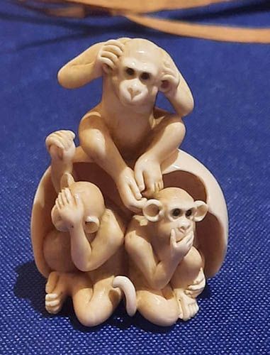 Ce netsuke, petit objet sculpté japonais en ivoire, représente les trois singes de la sagesse © université de Bordeaux 