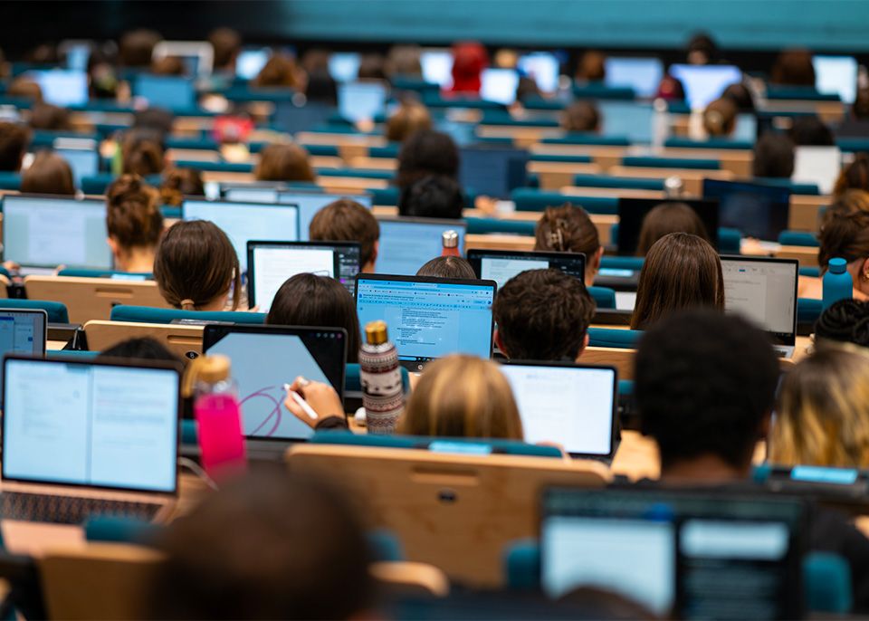 Depuis la rentrée 2025, les étudiantes et les étudiants de l'université de Bordeaux profitent d'un intranet enrichi, avec tous les services numériques utiles, des actualités, un agenda culturel... © Gautier Dufau
