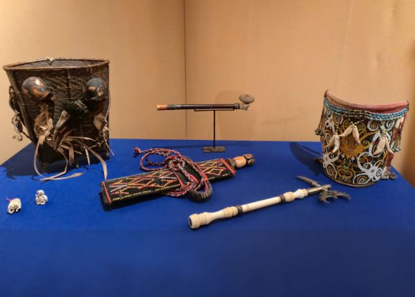 Photo : Les douanes ont fait don de 9 objets saisis au Musée d'ethnographie de l'université © Service interrégional des douanes 