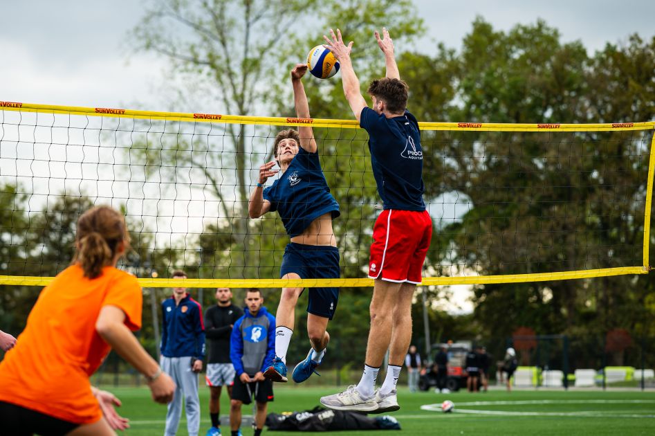 Joueur élégant sur le terrain de padel