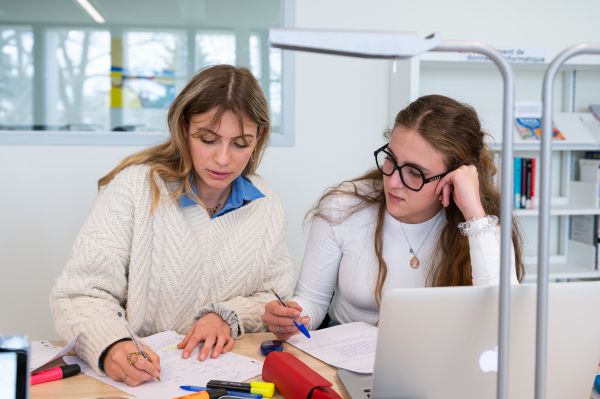 Photo : Students on the Montaigne campus © Gautier Dufau