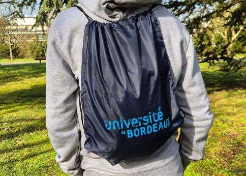 Photo Petit sac à dos cordelettes - Coloris : Bleu marine - Fabriqué en Asie - PU TTC : 1,90 €