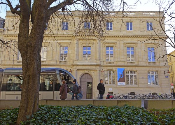 Photo : Le Pôle juridique et judiciaire de l'université de Bordeaux, place Pey-Berland à Bordeaux © Arthur Péquin
