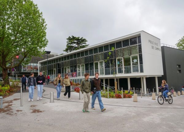 Photo : Campus Carreire, pôle de vie © Université de Bordeaux