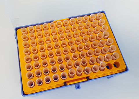 Les laboratoires utilisent des portoirs en plastique pour ranger des tubes à essai et autres pipettes nécessaires à leurs recherches © université de Bordeaux