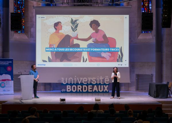 Photo : Florence Touchard, coordinatrice du projet Premiers secours en santé mentale à l'université de Bordeaux, remercie les formatrices et les secouristes © Gautier Dufau