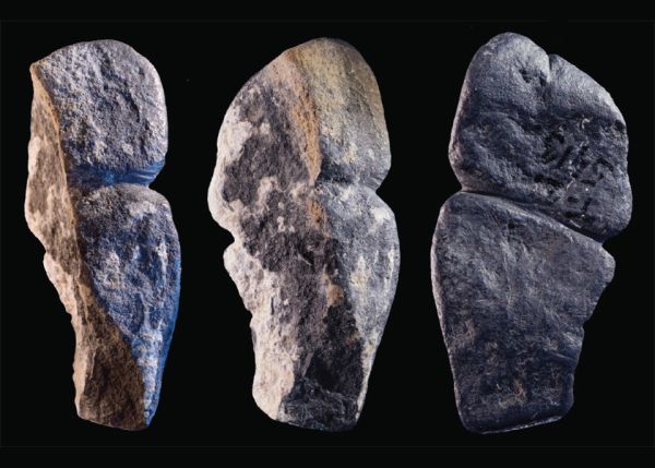 Photo : Pendant in the abstract form of a phallus discovered at the Tolbor-21 archaeological site