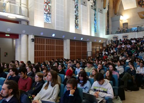 Photo It is a large and attentive audience that attended this event © university of Bordeaux