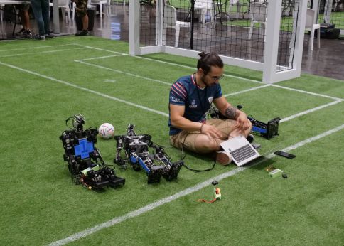 Photo A member of Rhoban finishes preparing the robots © université de Bordeaux