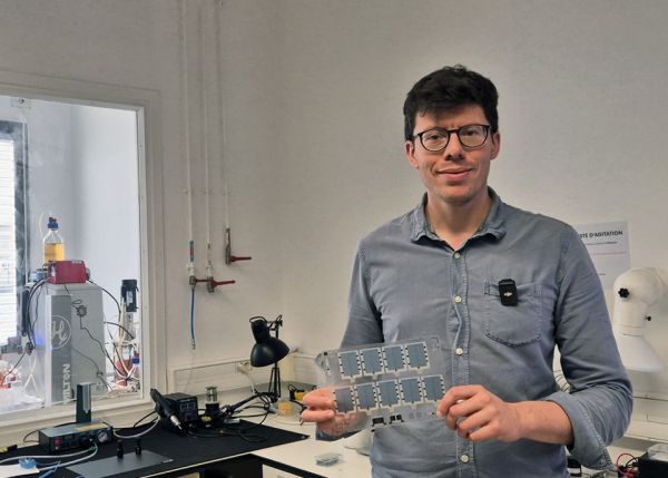Photo : Romain Futsch presents the Luchrome low-tech screens © University of Bordeaux