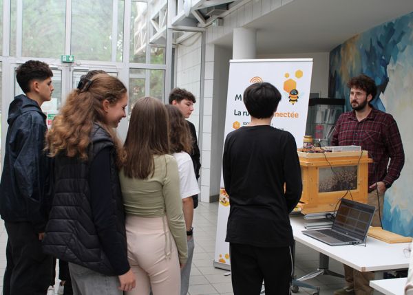 Photo : Du 6 au 10 octobre dernier, les laboratoires bordelais ont ouvert leurs portes aux scolaires. Ici, la ruche connectée de l'IMS © université de Bordeaux