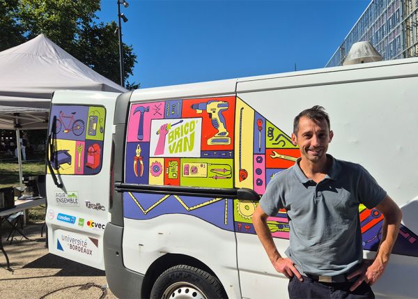 Photo : David Blondeau et son tout nouveau Brico’Van sur le campus Peixotto lors de Fête la rentrée ! 