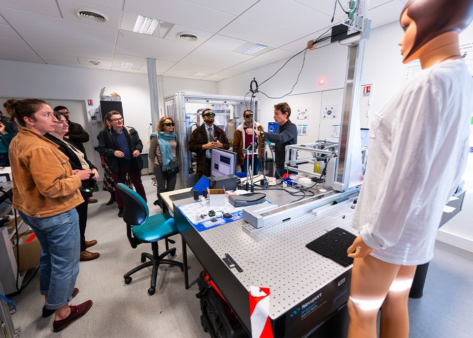 Une visite de laboratoire au sein de l'IMS (Integration from material to system) pendant la Semaine de l'Innovation 2024 © Gautier Dufau
