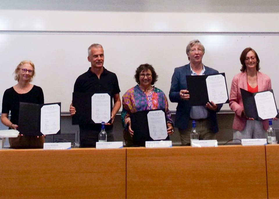 Les partenaires du LabCom Oenoledge réunis à l’occasion de son inauguration. De gauche à droite : Sylvie Renaud, vice-présidente en charge de la recherche et de l’innovation de Bordeaux INP ; Étienne Duguet, vice-président de l’université de Bordeaux ; Virginie Moine, directrice scientifique de Biolaffort ; Olivier Lavialle, président du centre INRAE Nouvelle-Aquitaine-Bordeaux et Sabine Brun-Rageul, directrice de Bordeaux Sciences Agro © université de Bordeaux
