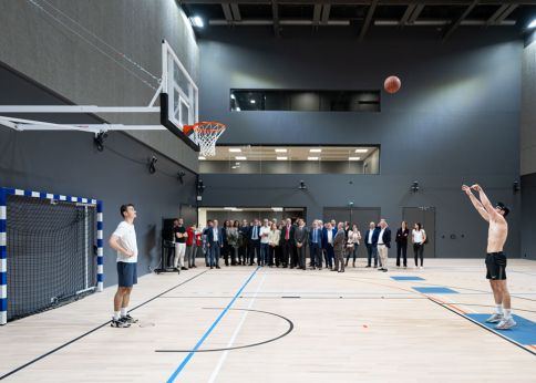 Photo Le demi gymnase entièrement instrumenté permet l’acquisition de l’ensemble des biomarqueurs du mouvement humain dans un contexte quasi écologique © Gautier Dufau