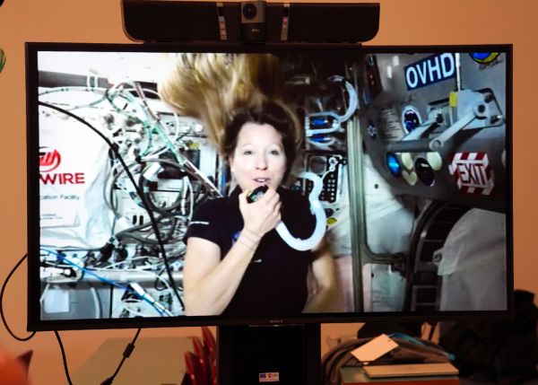 Photo : Pendant ce contact radio avec Sophie Adenot, il y avait le son - d'une qualité remarquable - mais aussi l'image ! © Olivier Got / université de Bordeaux