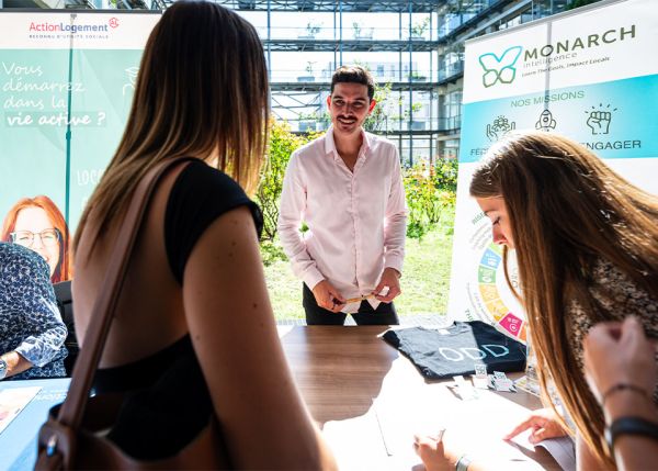 Photo : Stand associatif sur les transitions environnementales et sociales - campus Bastide © Gautier Dufau