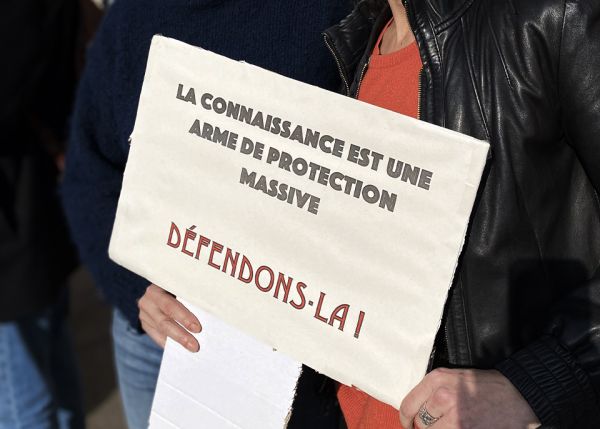 Photo : Des milliers de scientifiques et de citoyens se sont rassemblés dans dix villes universitaires de France le 7 mars 2025 © université de Bordeaux
