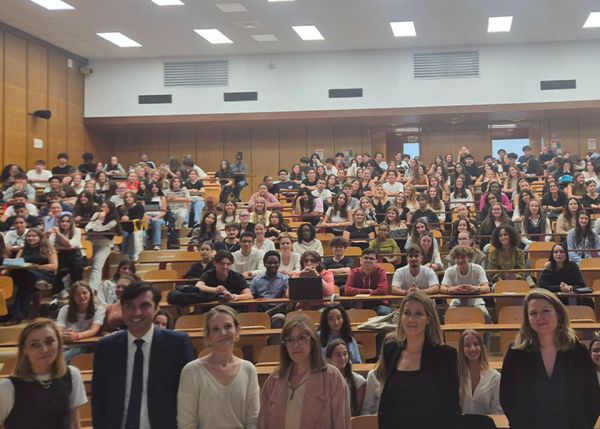 Photo : Laura Sautonie-Laguionie (premier rang au centre), co-organisatrice de Start'U, entourée des intervenants professionnels du droit venus présenter leurs métiers aux 400 participants dans l'amphi Duguit sur le campus Montesquieu à Pessac © université de Bordeaux
