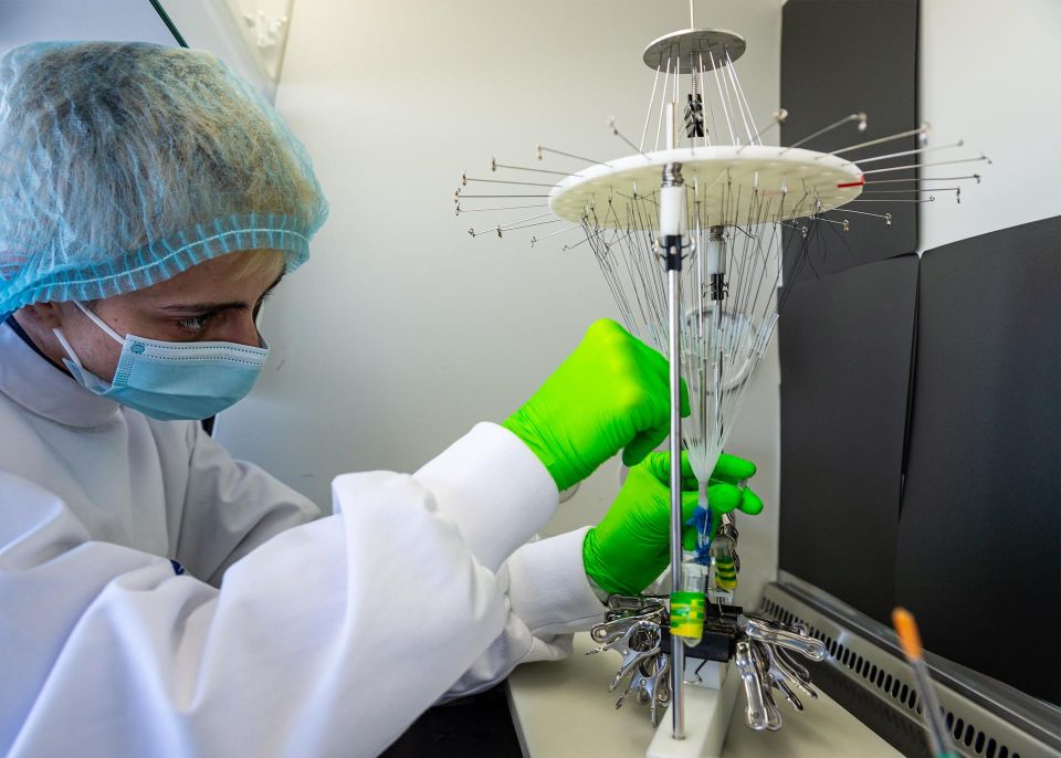 Le tissage de matière biologique animale, pour créer un vaisseau à partir d'une technique de tissage textile au laboratoire de bio-ingénierie tissulaire (BIOTIS), fait partie des innovations dans le domaine des biomatériaux. © Gautier Dufau