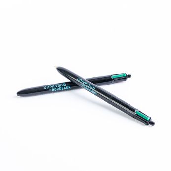 Photo Stylo bille 4 couleurs - Fabriqué en Europe - Plastique noir. Encres : bleue, noire, verte, rouge - PU TTC : 2,10 €